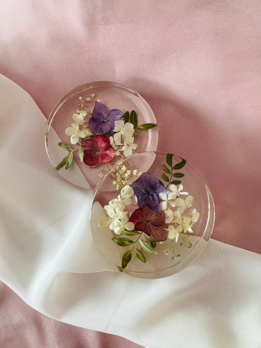Ansicht von zwei Untersetzern aus Resin(Epoxidharz) mit konservierten Blumen