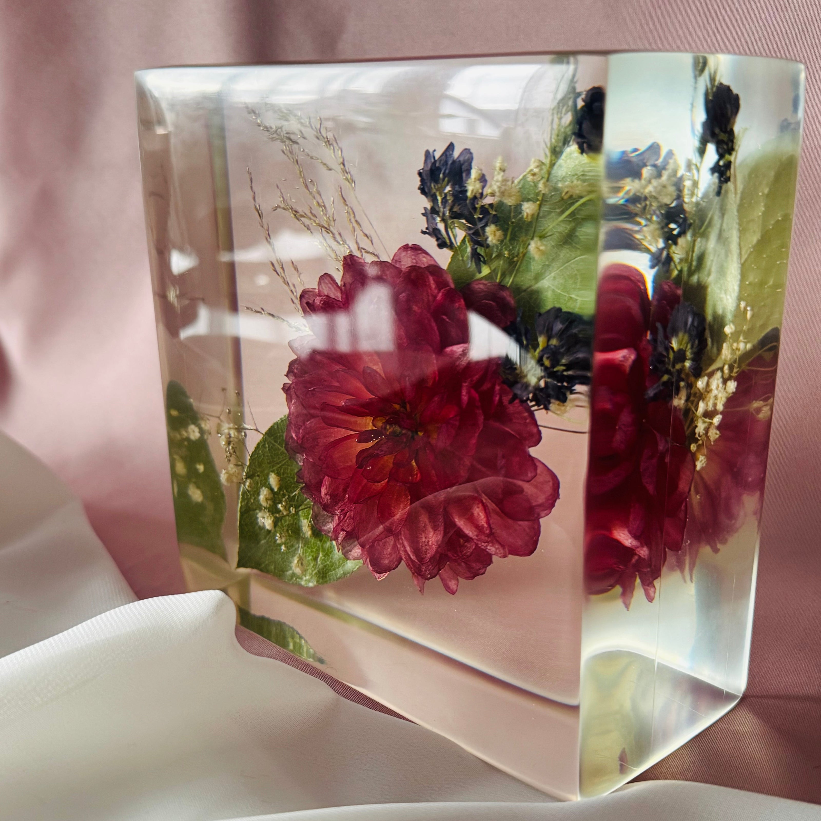 Seitenansicht Quadrat 15x15cm aus Resin(Epoxidharz) mit konservierten Blumen
