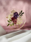 Ansicht eines Untersetzers aus Resin(Epoxidharz) mit konservierten Blumen