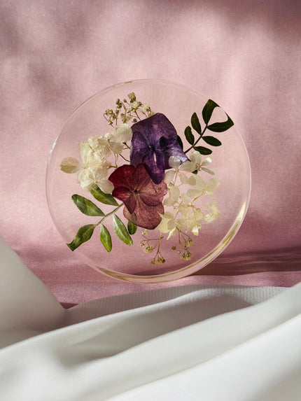 Ansicht eines Untersetzers aus Resin(Epoxidharz) mit konservierten Blumen