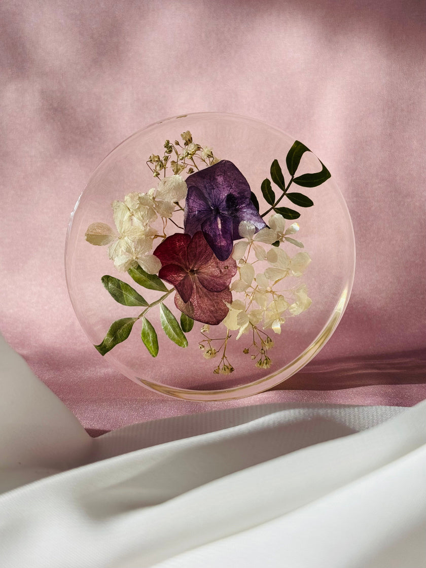 Ansicht eines Untersetzers aus Resin(Epoxidharz) mit konservierten Blumen